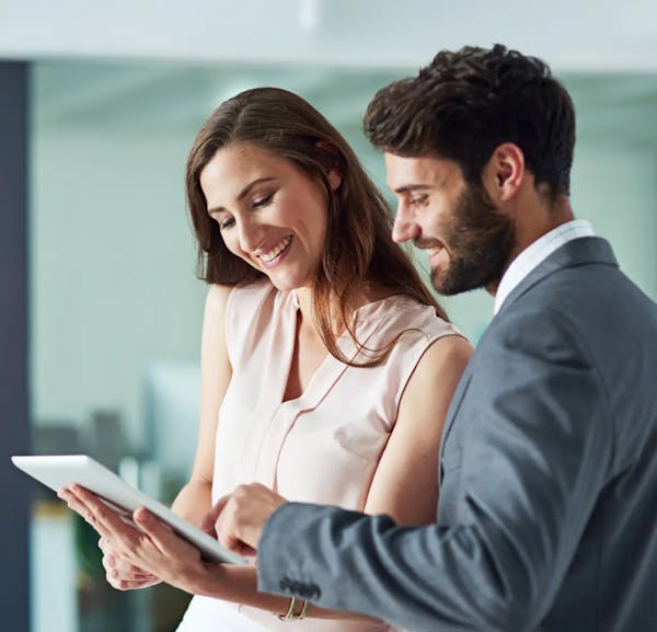 兩個人看著平板電腦