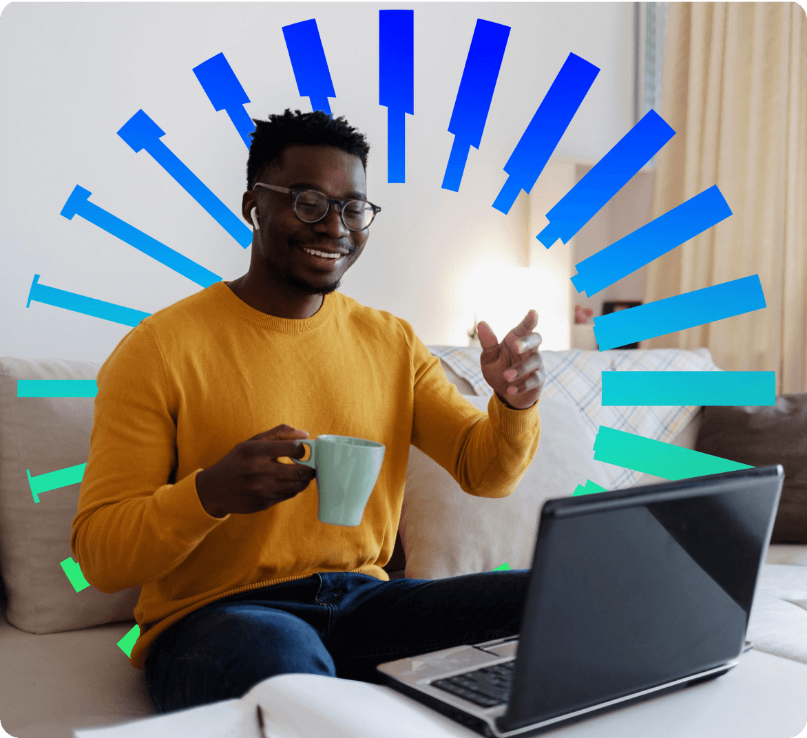 邊喝咖啡邊視像通話的男士